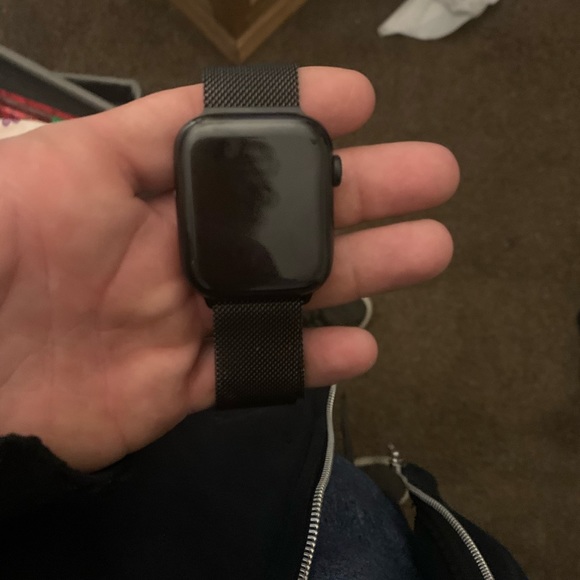 Apple Watch gen 5 - Picture 3 of 4